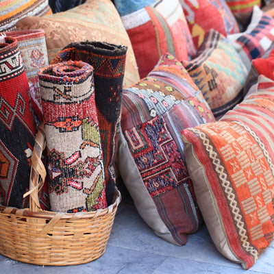 Le contamos por qué debe saber necesariamente que la almohada Kilim es imprescindible para la decoración de su hogar.