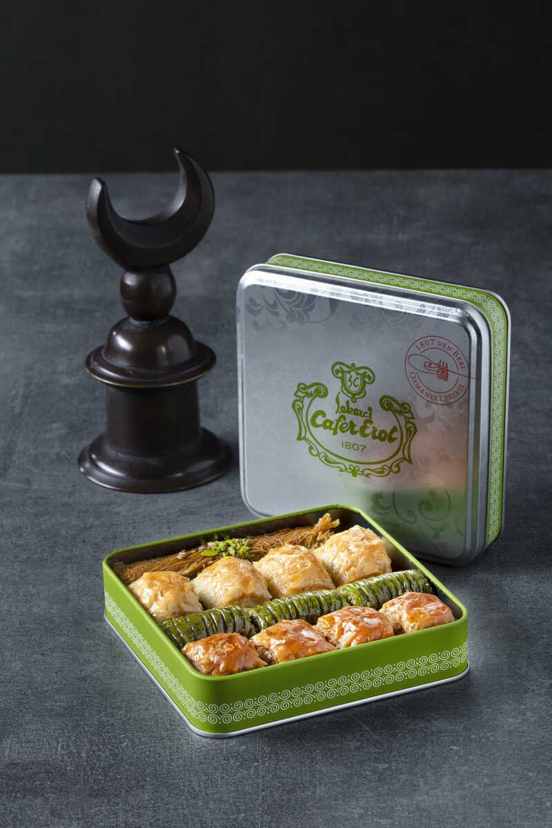 Cafer Erol Special Turkish Mixed Baklava, Green Tin Box - 21.16oz - Turkish Gift Buy