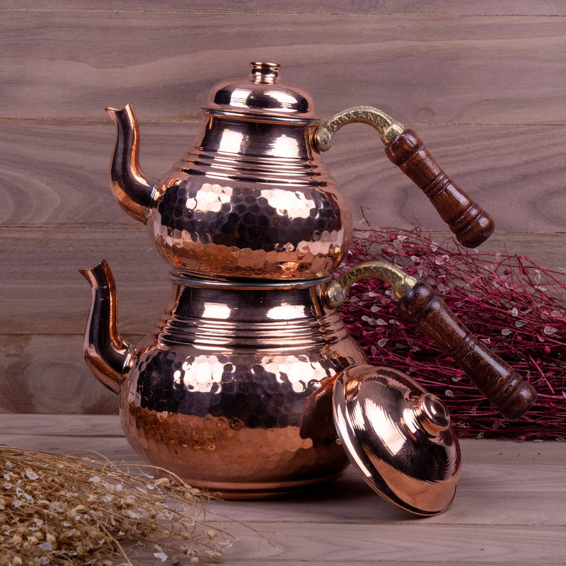 Una teiera turca in rame inciso con doppie teiere che ti